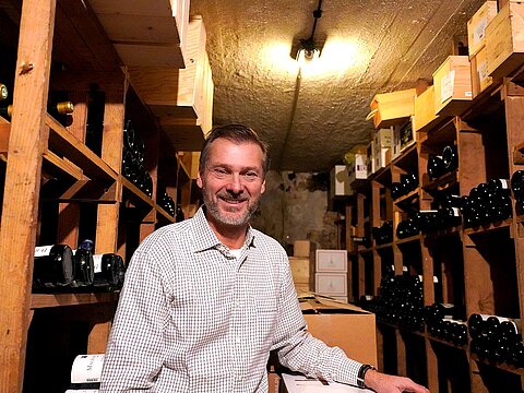 Inhaber der Weinhandlung Drexler im Weinkeller