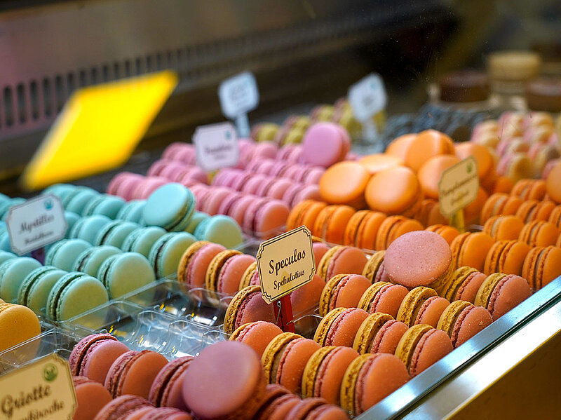 Köstliche Macarons in der Ladentheke