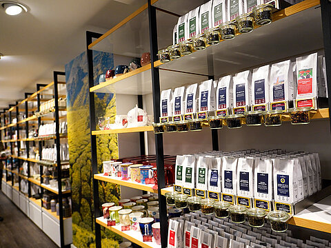 Verkaufsregal mit einer unglaublichen Teevielfalt